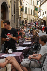 Cortona  Italien  Touristen in Stassencafes