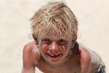 Santa Margherita di Pula  Italien  Junge mit Sand im Haar schaut laechelnd zum Betrachter