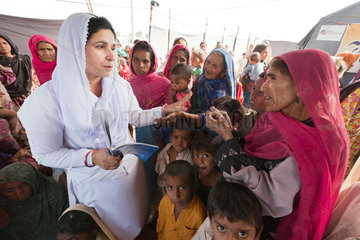 Jaffarabad  Pakistan  Hygieneaufklaerung durch Mrs. Agnes Blutt in Campcity