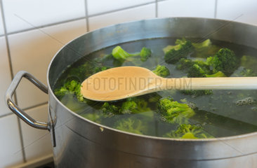 Berlin  Deutschland  Kochtopf mit Broccoli in der Kueche einer Kantine