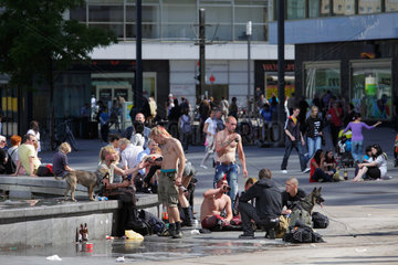 Berlin  Deutschland  Jugendliche am Brunnen der Voelkerfreundschaft am Alexanderplatz