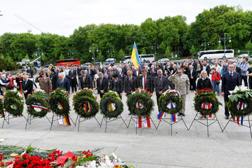 Berlin  Deutschland  Veteranen am Sowjetischen Ehrenmal zum Gedenken an das Ende des 2. Weltkriegs