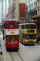 Hong Kong  China  Linienbus und Tram in einer Strasse