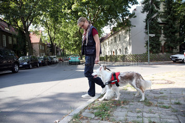 Berlin  Deutschland  die Hundephysiotherapeutin Petra Herrmann mit ihrem Hund Sky