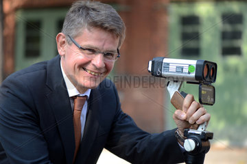 Berlin  Deutschland  der Berliner Polizeipraesident Klaus Kandt mit einem Lasermessgeraet