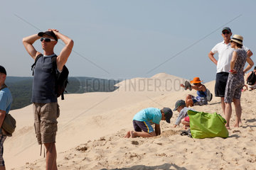 Arcachon  Frankreich  Touristen auf der Dune du Pilat geniessen die Aussicht