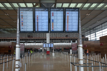 Schoenefeld  Deutschland  Monitore mit Fluginformationen im Terminal des Flughafens Berlin Brandenburg
