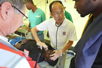 Carrefour  Haiti  Ein Arzt aus Hong Kong bei der Behandlung eines Patienten