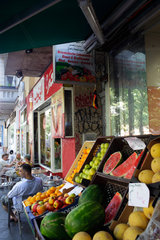 Berlin  Deutschland  Obst und Gemueseauslage eines Ladens fuer orientalische Lebensmittel