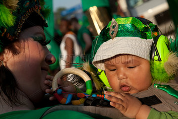 Berlin  Deutschland  Kind mit Gehoerschutz auf dem Karneval der Kulturen