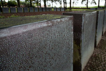 Langemark  Belgien  Gemeinschaftsgrab fuer die Gefallenen auf dem Deutschen Soldatenfriedhof Langemark