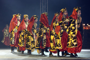 Dubai  Vereinigte Arabische Emirate  Maenner zeigen einen traditionellen Tanz