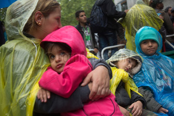 Berlin  Deutschland  Fluechtlinge warten vor dem Landesamt fuer Gesundheit und Soziales
