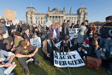 Berlin  Deutschland  Anhaenger der Occupy-Bewegung demonstrieren in der Innenstadt