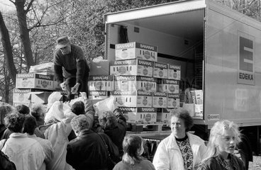 Hoppegarten  Deutschland  Mitarbeiter von Edeka verteilt kostenlos Bananen