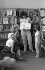 Berlin  DDR  Bibliothekarin zeigt einer Gruppe Vorschulkindern ein Buch