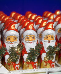 Koeln  Deutschland  Weihnachtsmaenner auf der Suesswarenmesse