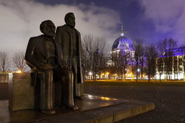 Berlin  Deutschland  Marx-Engels-Denkmal auf dem Marx-Engels-Forum