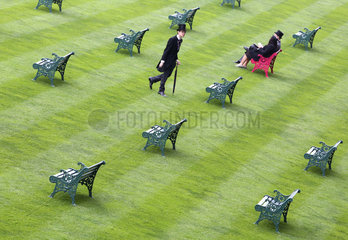 Ascot  Grossbritannien  elegant gekleidete Menschen und Sitzbaenke