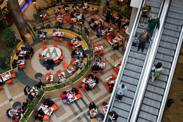 Budapest  Ungarn  Restaurant und Rolltreppe im Einkaufszentrum Westend City Center