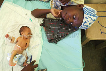 Carrefour  Haiti  eine glueckliche Mutter liegt neben ihrem Neugeborenem im Field Hospital