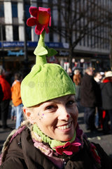 Berlin  Deutschland  eine Frau als Blume verkleidet auf dem Karnevalszug