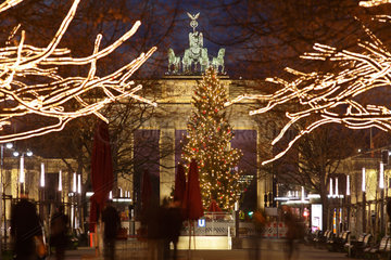 Berlin  Deutschland  geschmueckter Weihnachtsbaum vor dem Brandenburger Tor und die beleuchteten Baeume Unter den Linden