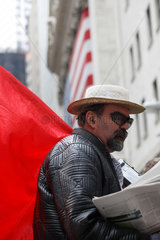 New York City  USA  Mann demonstriert vor dem NYSE