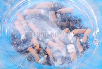 Zigarettenrauch  voller Aschenbecher