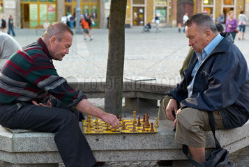 Breslau  Polen  zwei aeltere Maenner spielen Schach auf dem Marktplatz