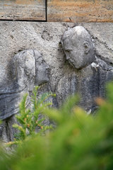 Berlin  Relief einer Frau und eines Mannes an einer Grabstaette