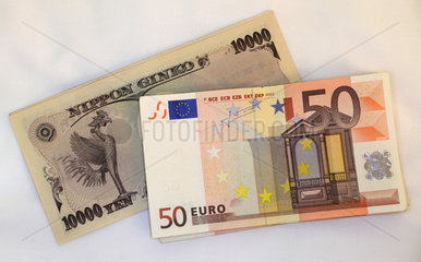 Berlin  Deutschland  10000-Yen-Banknoten und 50-Euro-Banknoten