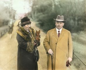 Spaziergang mit Hund  um 1926