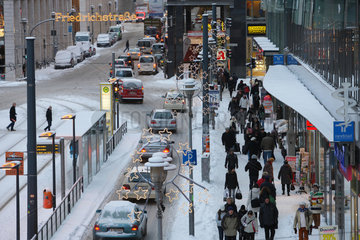 Berlin  Deutschland  Autos und Passanten in der verschneiten Friedrichstrasse
