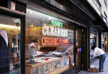 New York City  USA  Schaufenster einer Oeko-Reinigung