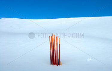 Verbier  Schweiz  farbige Markierungsstangen aus Holz im Schnee