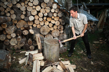 Schependorf  Deutschland  Mann hackt Holz