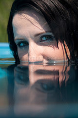 Berlin  Deutschland  eine Frau im Swimmingpool