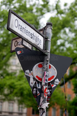 Berlin  Deutschland  beklebtes Verkehrsschild und Strassenschilder in der Oranienstrasse
