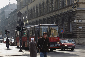 Budapest  Ungarn  ein Elektrobus auf der Andrassy ut