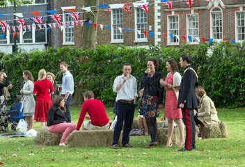 London  Grossbritannien  Menschen bei einer Gartenparty