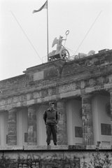 Berlin  Deutschland  Grenzsoldat bei der Maueroeffnung am Brandenburger Tor