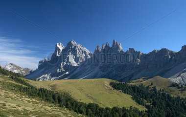 Ortisei  Italien  Blick von der Innerraschoetzer Alpe zu den Gipfeln der Geisler-Gruppe