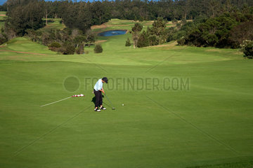 Santo da Serra  Portugal  junger Golfspieler am Golfplatz