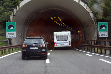 Brennero  Italien  PKW bei der Einfahrt in den Brennertunnel auf der Autobahn A22