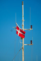 Assens  Daenemark  Nationalfahne von Daenemark an einem Bootsmast