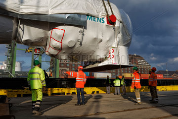 Berlin  Deutschland  Umschlag einer Siemens Gasturbine im Berliner Westhafen
