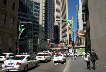 Sydney  Australien  dichtes Verkehrsgeschehen zwischen Bank- und Buerohochhaeusern