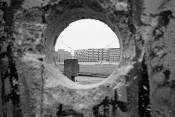 Berlin  Deutschland  Loch in der Mauer mit Blick auf den Grenzstreifen