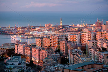 Genua  Italien  Sonnenaufgang ueber dem Hafen von Genua